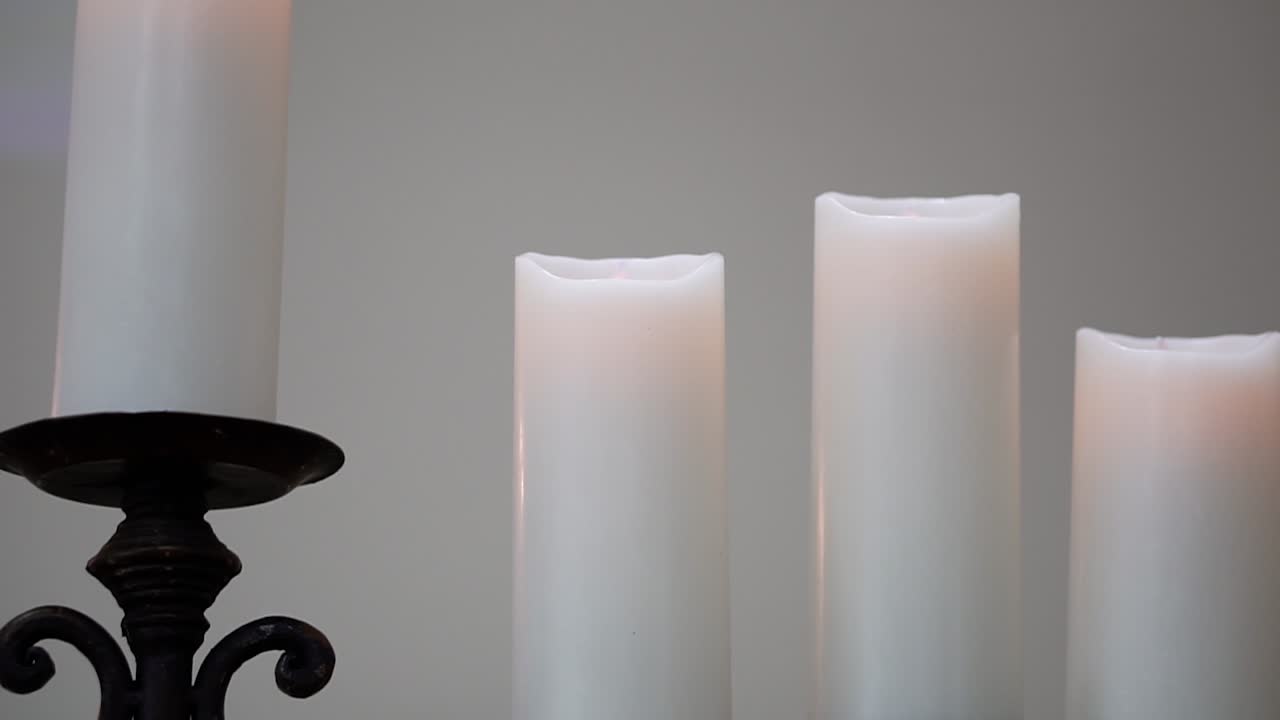 velas del día de la boda encendidas antes de que comience la ceremonia