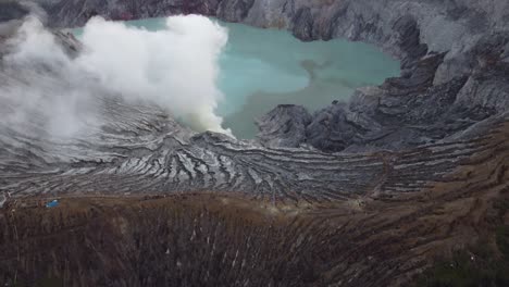 el cráter activo del volcán kawah ijen en indonesia, inclinado desde el aire