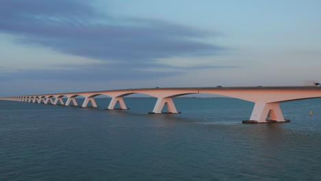 Antenne:-Die-Berühmte-Zeelandbridge-Während-Des-Sonnenuntergangs