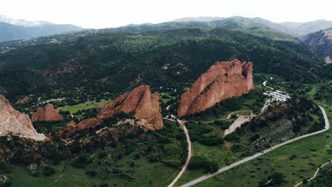 estableciendo una vista aérea sobre el jardín de los dioses en colorado