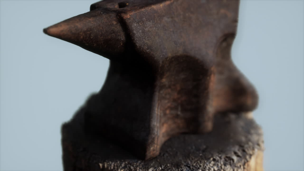 un yunque oxidado de la vieja forja del pueblo