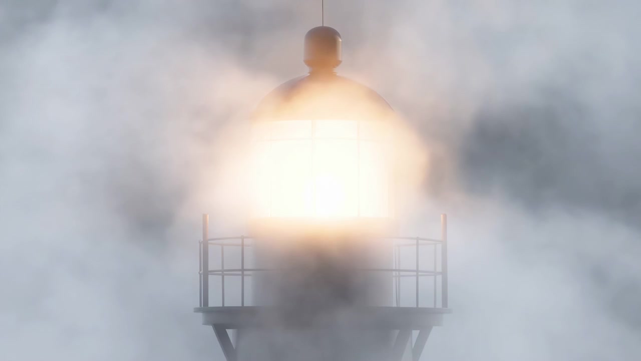 La brillante linterna de un faro resplandece a través de una densa niebla gris, proyectando un cálido resplandor amarillo-naranja desde el cristal esmerilado y la jaula protectora de metal sobre el oscuro mar costero en una escena nocturna melancólica, con el faro