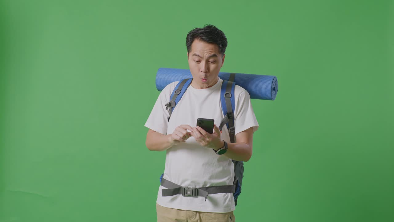 배 을 들고 있는 남자 가 드폰 을 보고 있다