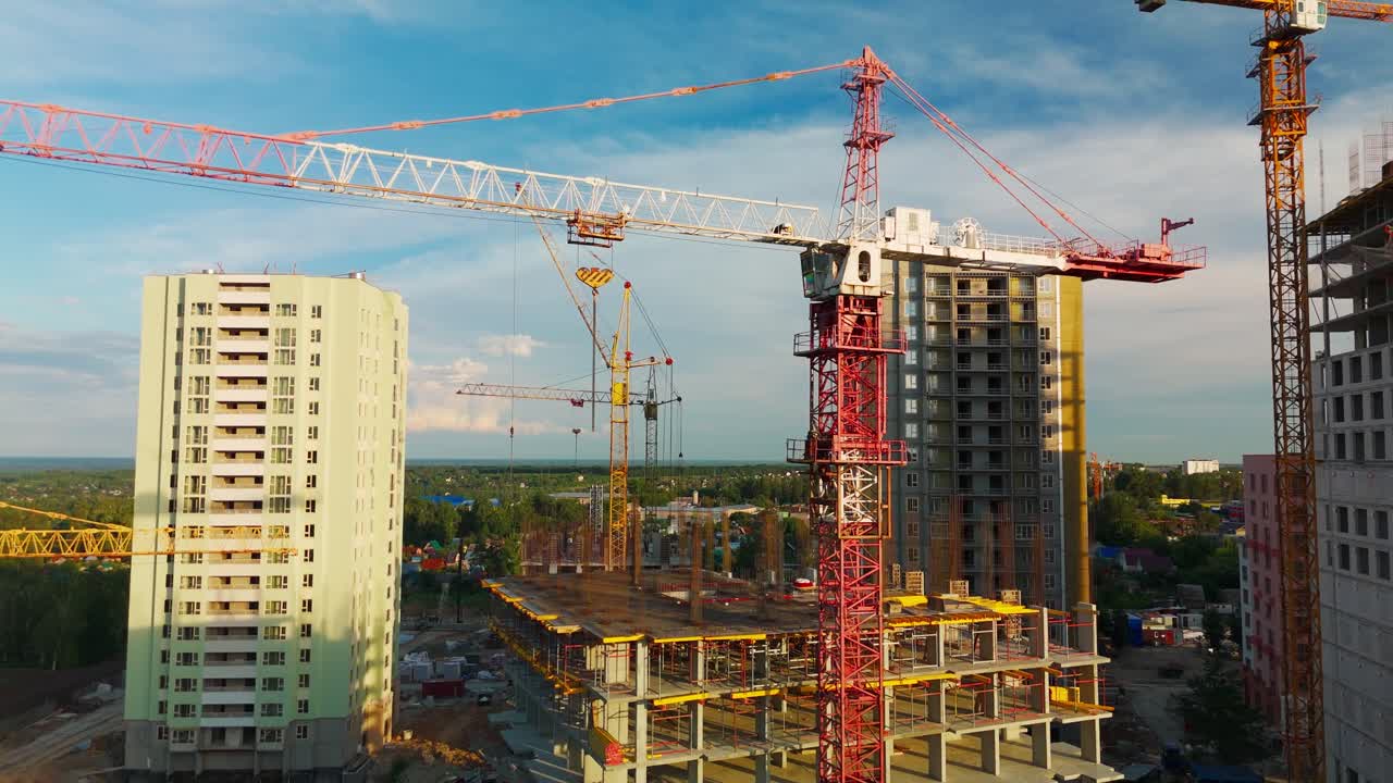 sitio de construcción con grúas y edificios de gran altura
