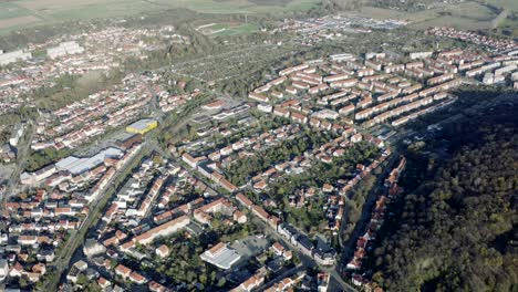 Vista-Aérea-De-Drones-De-Thale,-Rosstrappen,-Hexenstieg,-Hexentanzplatz-Y-El-Bodetal-En-El-Norte-Del-Parque-Nacional-De-Harz-A-Finales-De-Otoño-Al-Atardecer,-Alemania,-Europa