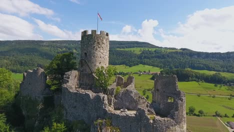 Luftaufnahme-eines-altertümlichen-Schweizer-schloss-im-Jura-Neu-Falkenstein