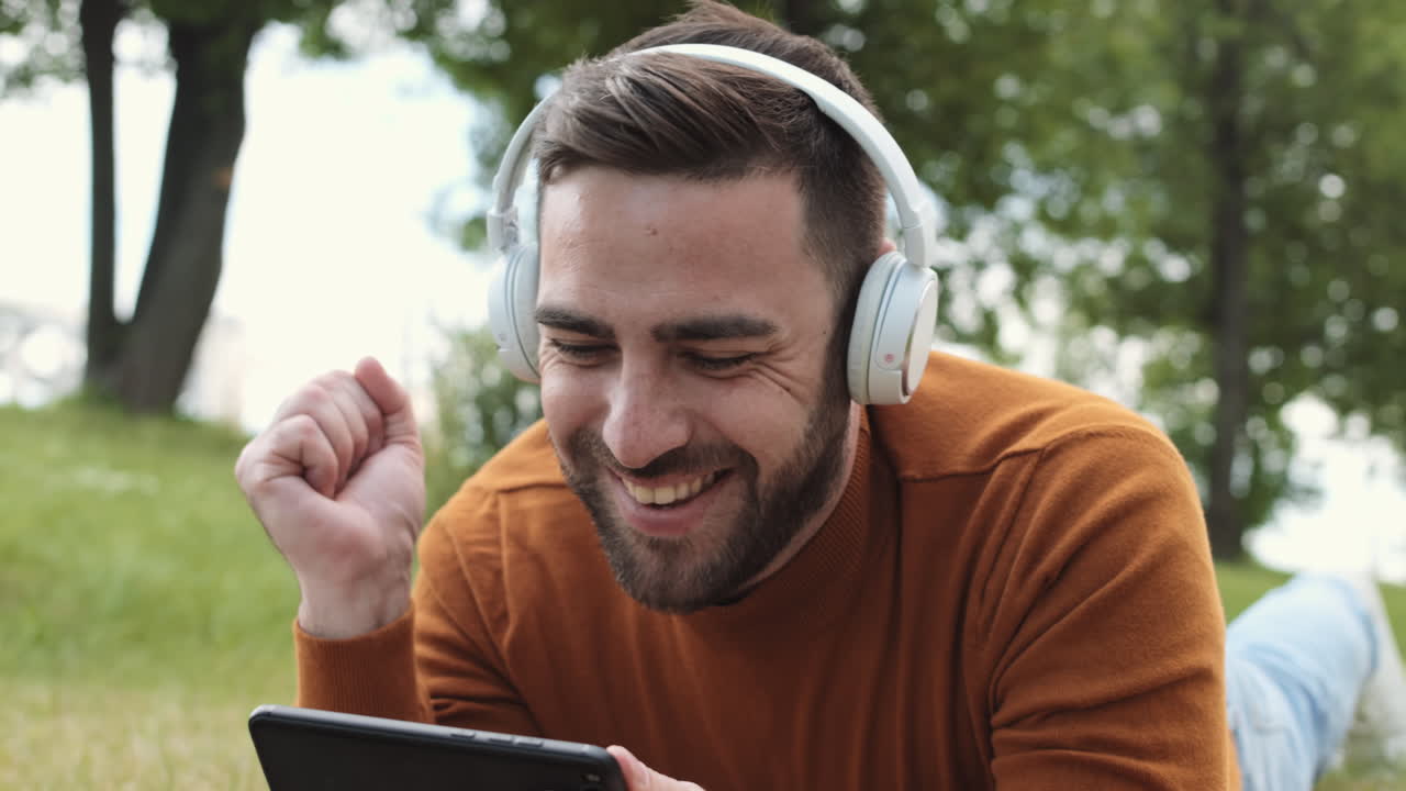 Uomo che gioca a un gioco mobile al parco