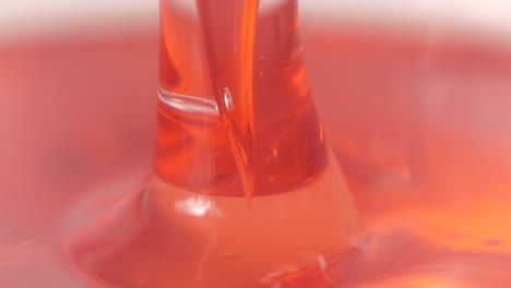 se está derramando líquido rojo en el laboratorio, vista de primer plano macro
