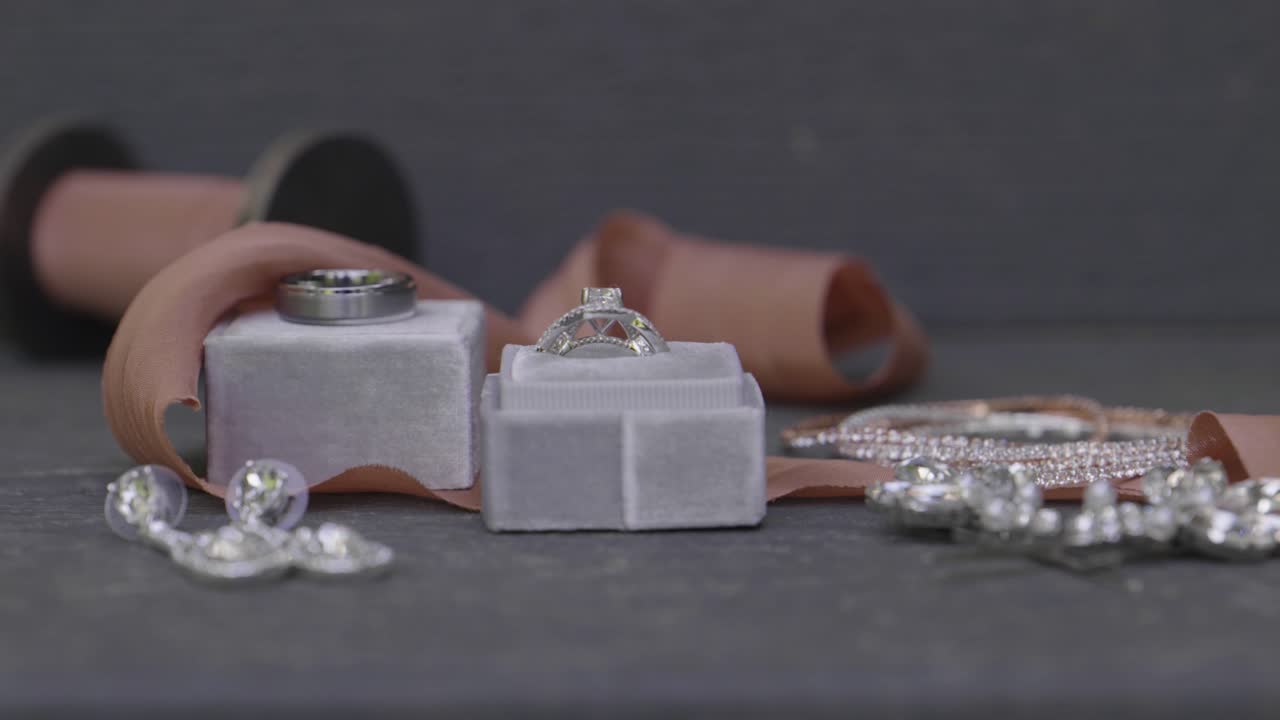 신부를 위한 결혼 반지와 액세서리.