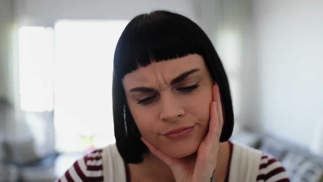 mujer pensativa en el hogar 4k