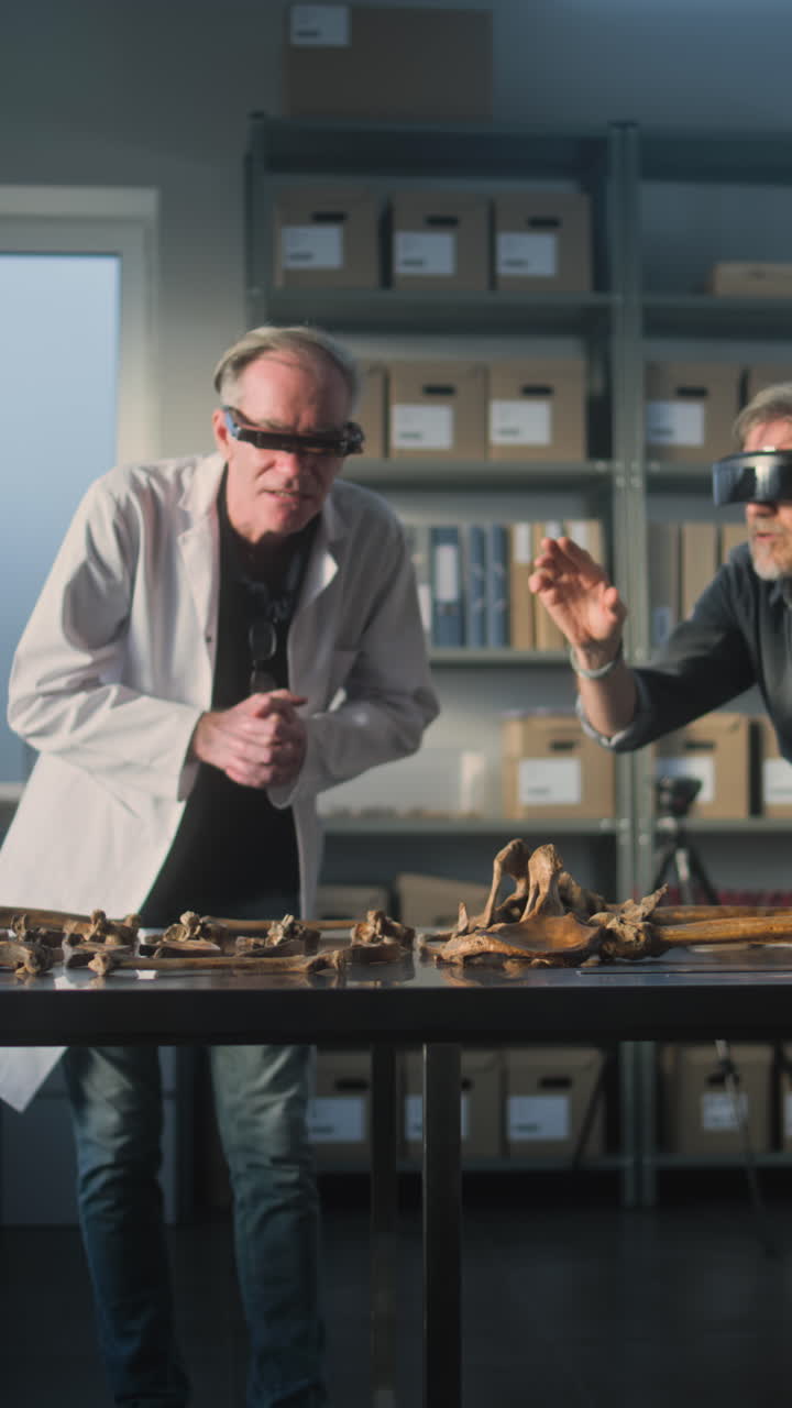 arqueólogo examinando huesos antiguos con gafas vr