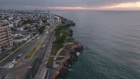 vista aérea del bulevar frente al mar de malecon santo domingo, república dominicana