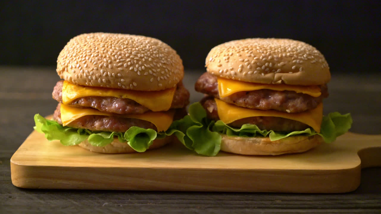 Hamburger de cerdo o hamburguesa de cerdo con queso
