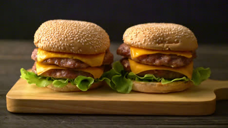 hamburguesa de cerdo o hamburguesa de cerdo con queso