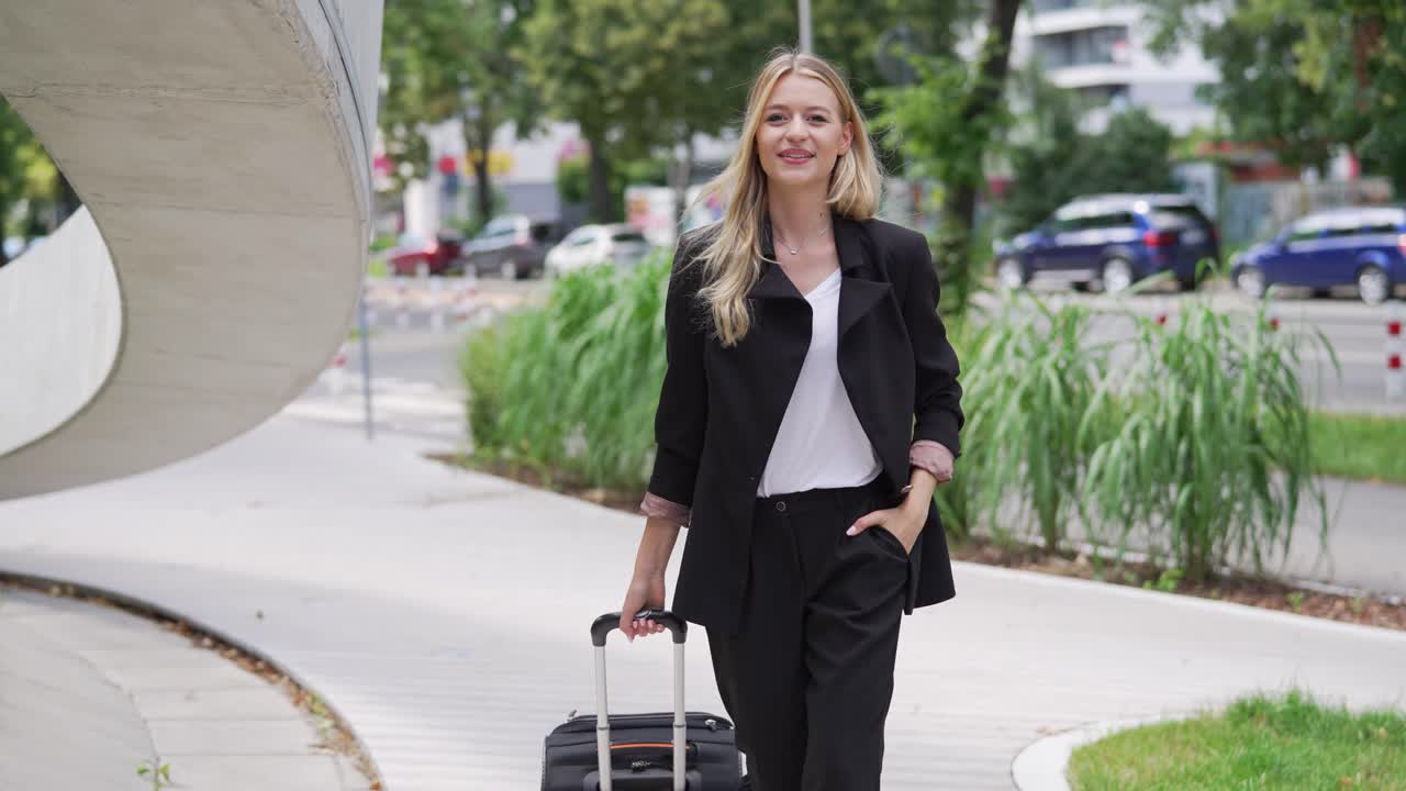 mujer con una maleta caminando por la calle