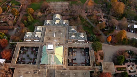 glencoe, illinois, ee.uu.: drone aéreo disparado sobre el edificio del hotel dentro del jardín botánico de chicago durante la noche