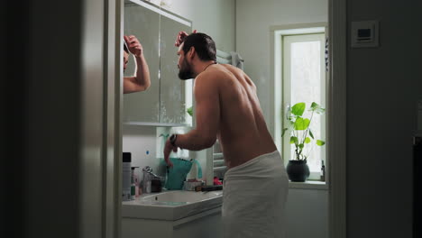 Hombre-Comprobando-La-Caída-Del-Cabello-En-El-Espejo-Del-Baño.