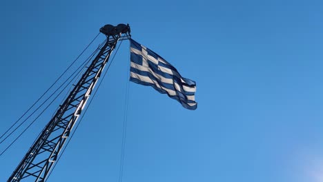 bandera griega en tesalónica. cielos azules