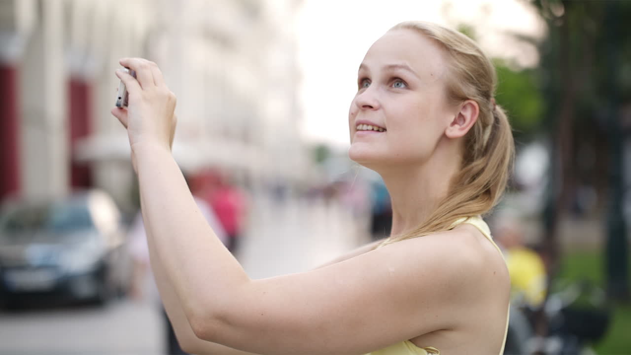 mujer tomando una foto mientras hace turismo