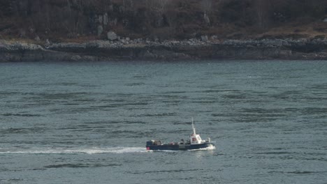 Pequeño-Barco-Pesquero-Pasando-De-Izquierda-A-Derecha