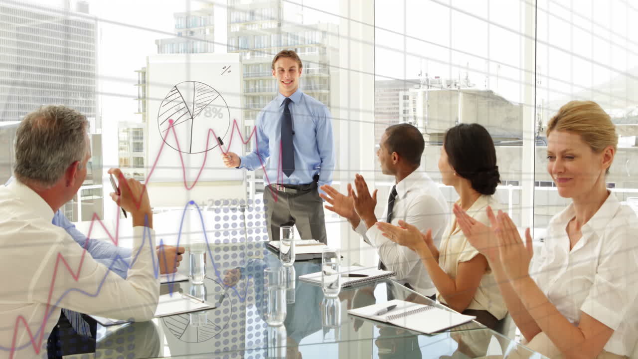 animación de procesamiento de datos sobre diversos colegas aplaudiendo al hombre de negocios caucásico en la oficina.