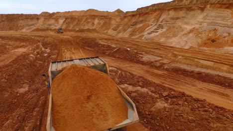 LKW-Mit-Sand-In-Der-Sandmine.-Muldenkipper,-Der-Sand-Transportiert.-Bergbauindustrie