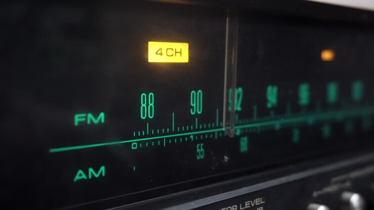 Accensione delle luci su un amplificatore vecchio e retrò.