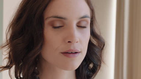 retrato de una mujer hermosa aplicando maquillaje preparándose en casa mirándose en el espejo disfrutando de la tez natural preparación matutina