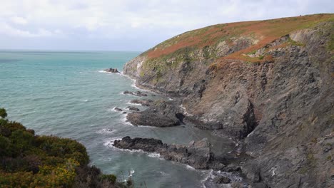 Acantilados-De-La-Isla-De-Dinas,-Costa-Escénica-De-Gales-Reino-Unido,-Punto-De-Vista-Pov