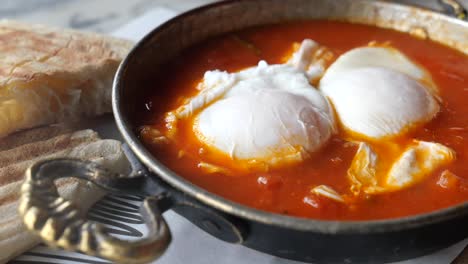poached eggs in tomato sauce (shakshuka)
