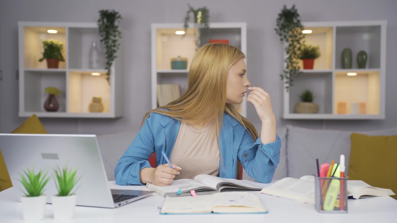 Den kvindelige studerende, der beder om stilhed