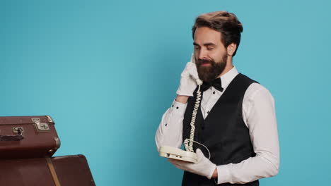 bellhop antwortet auf einen festnetz-telefonanruf