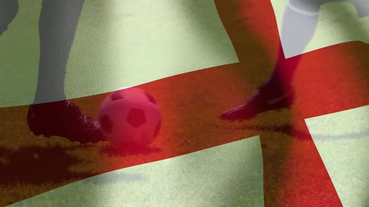 Bandiera sventolante in sovrapposizione che riempie l'inquadratura, mentre un pallone da calcio rotola, con giocatori che scivolano in tackle e si contendono la palla.