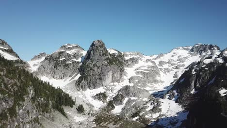 Toma-Aérea-De-Drones-Del-Lago-Watersprite-En-Squamish-Lillooet-Bc-Columbia-Británica-Canadá