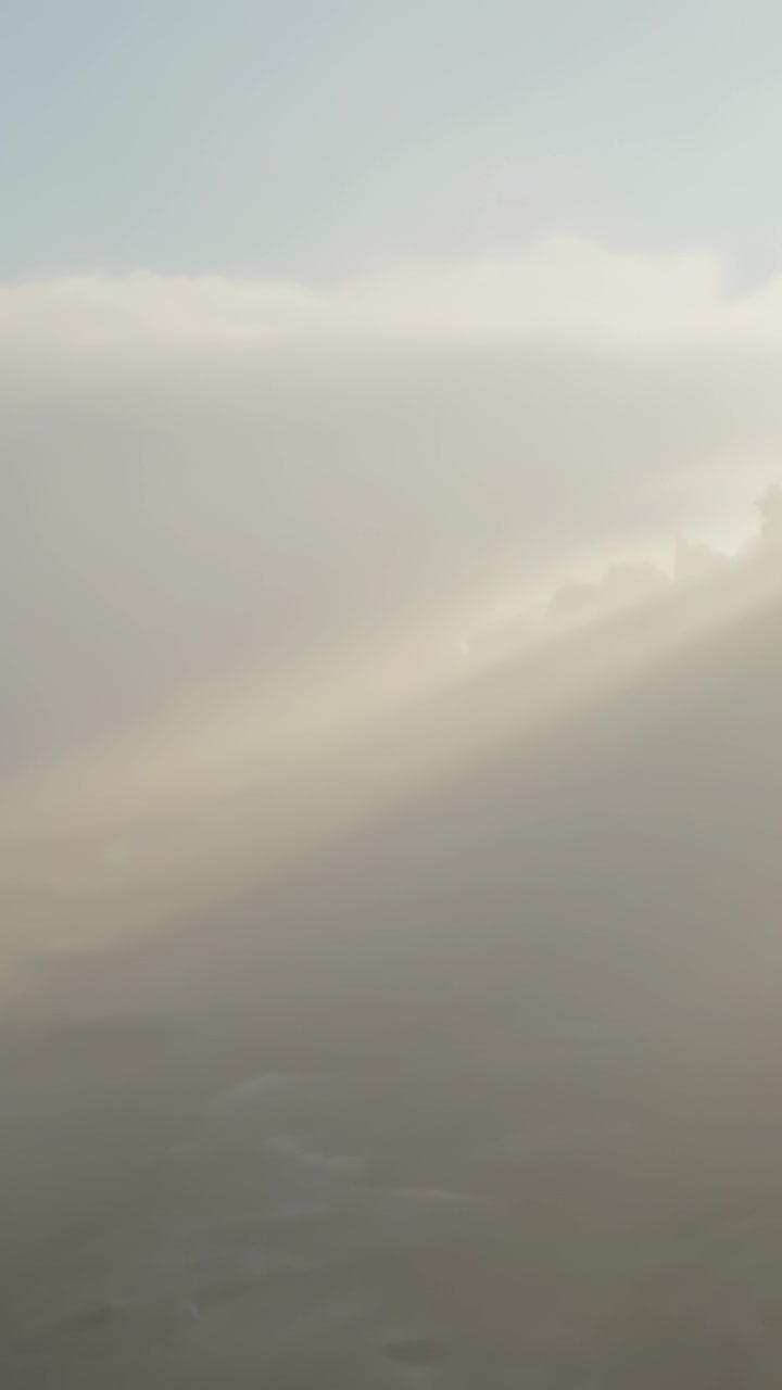 Vertikal video: Skiftende skybanke afslører lys fra drivende sollys over himlen, solbelyst stribe