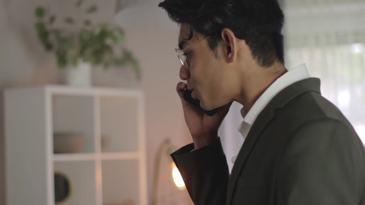 전화 통화를 하는 젊은 사업가, 긍정적인 동기 부여 제스처