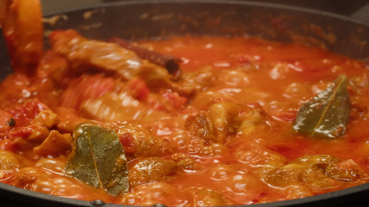 curry de pollo en una sartén