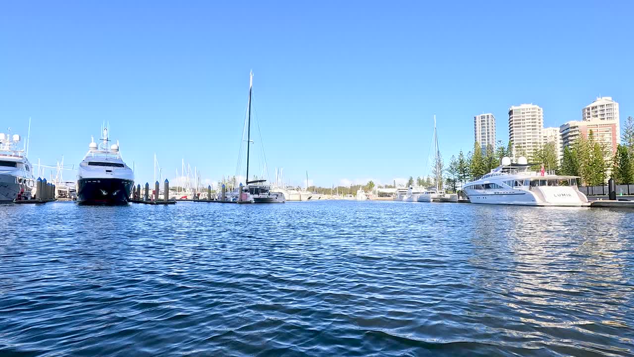 골드 코스트 (gold coast) 의 경치 좋은 수로를 따라 항해하는 보트