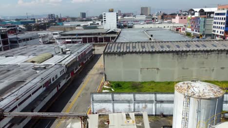 el una vez bullicioso centro de producción ahora se erige como un centinela silencioso