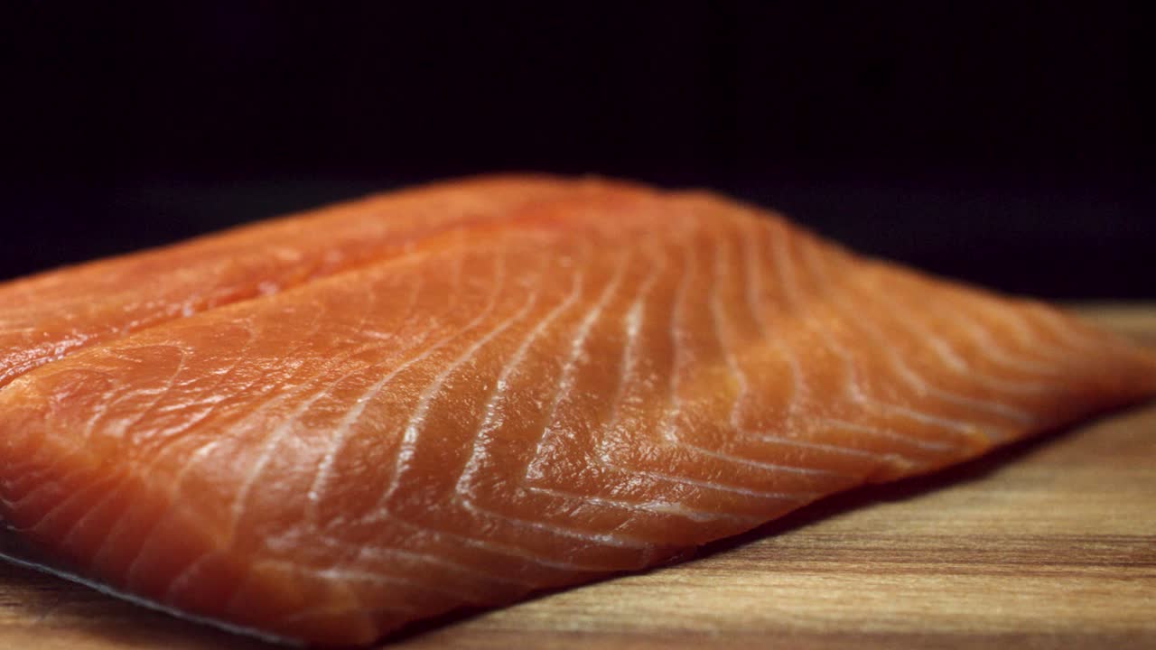 filete de salmón ahumado en tablero de madera