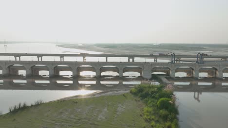 Reflektierendes-Sukkur-Sperrfeuer-Auf-Dem-Indus,-Sindh,-Pakistan