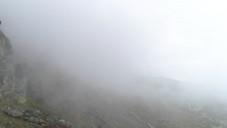 paisaje montañoso brumoso