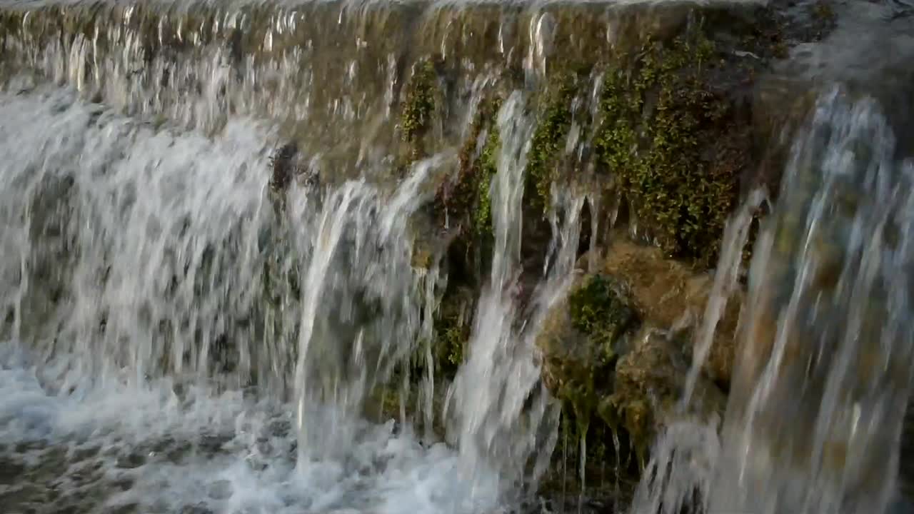 atrapar una cascada en un pequeño canal de agua dulce
