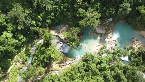 Turistas-De-Barranquismo-Badian-En-Un-Exuberante-Sendero-De-La-Jungla-Hasta-Las-Cataratas-Kawasan-Para-Nadar-En-Una-Laguna-De-Cascada-De-Múltiples-Capas