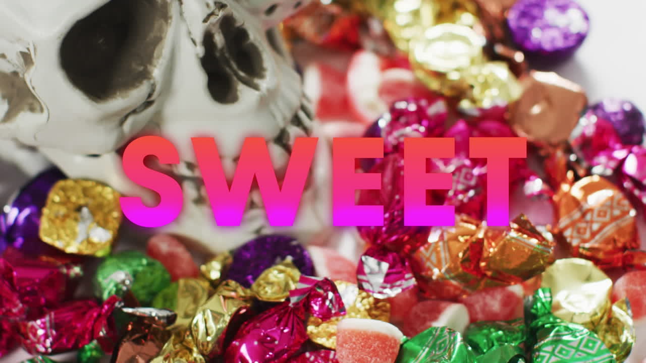 회색 배경에 사탕과 함께 두개골 위에 할로윈 달한 텍스트의 애니메이션.