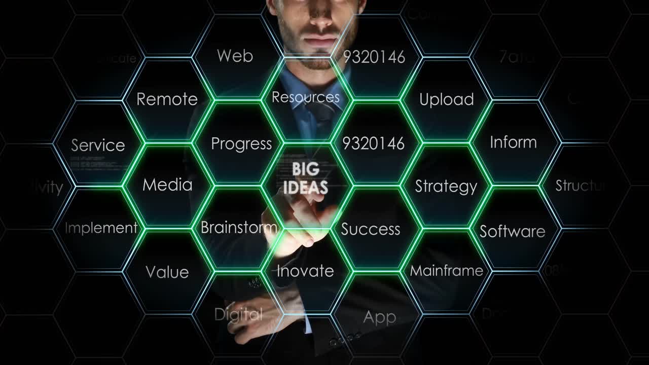 디지털 스크린을 만지는 사업가