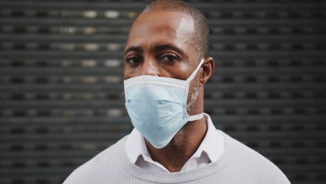hombre afroamericano en movimiento con una máscara de coronavirus covid19
