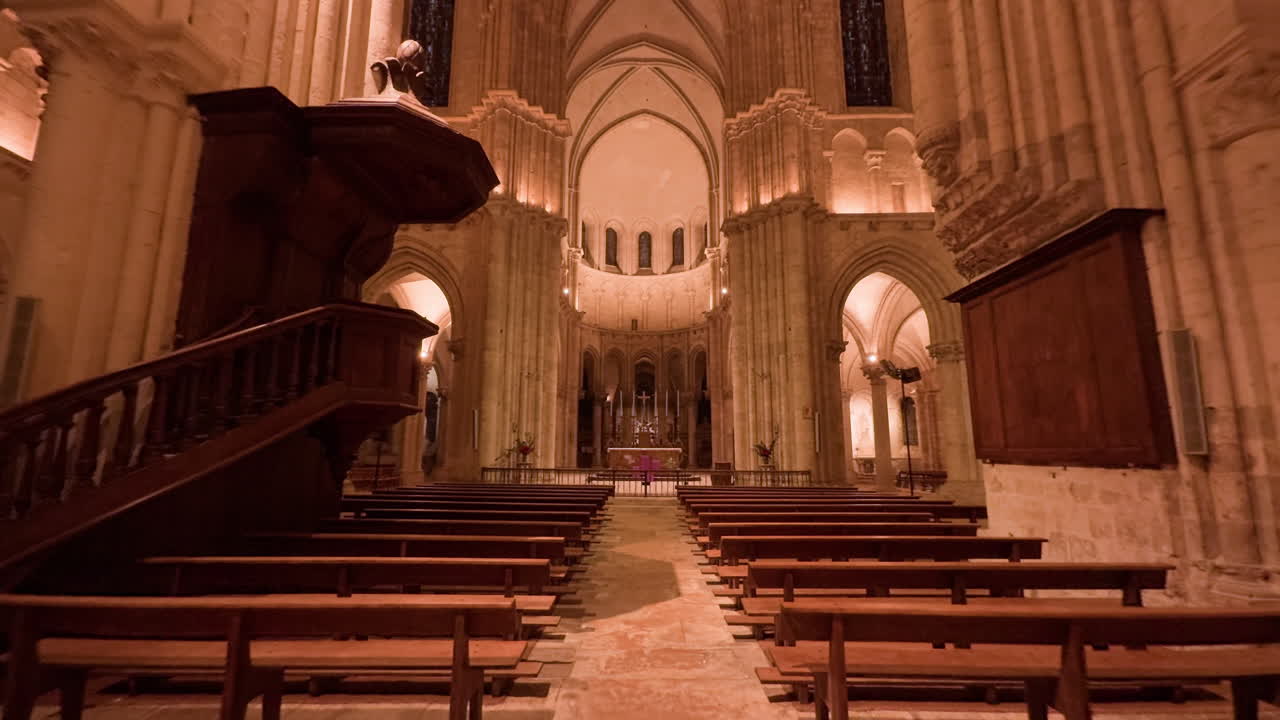 프랑스 블루아에 있는 세인트 니콜라스 성당 내부의 모습. 로마네스크 건축물.