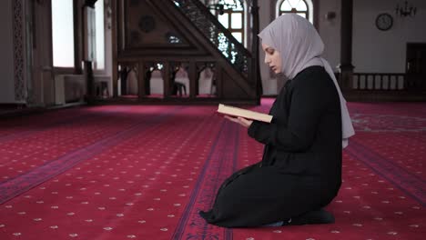 Muslim-Female-Recite-On-Quran