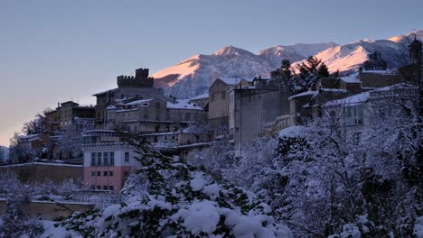 Vista-Del-Parque-Nacional-Maiella-Cubierto-De-Nieve-Desde-Guardiagrele,-Abruzos,-Italia